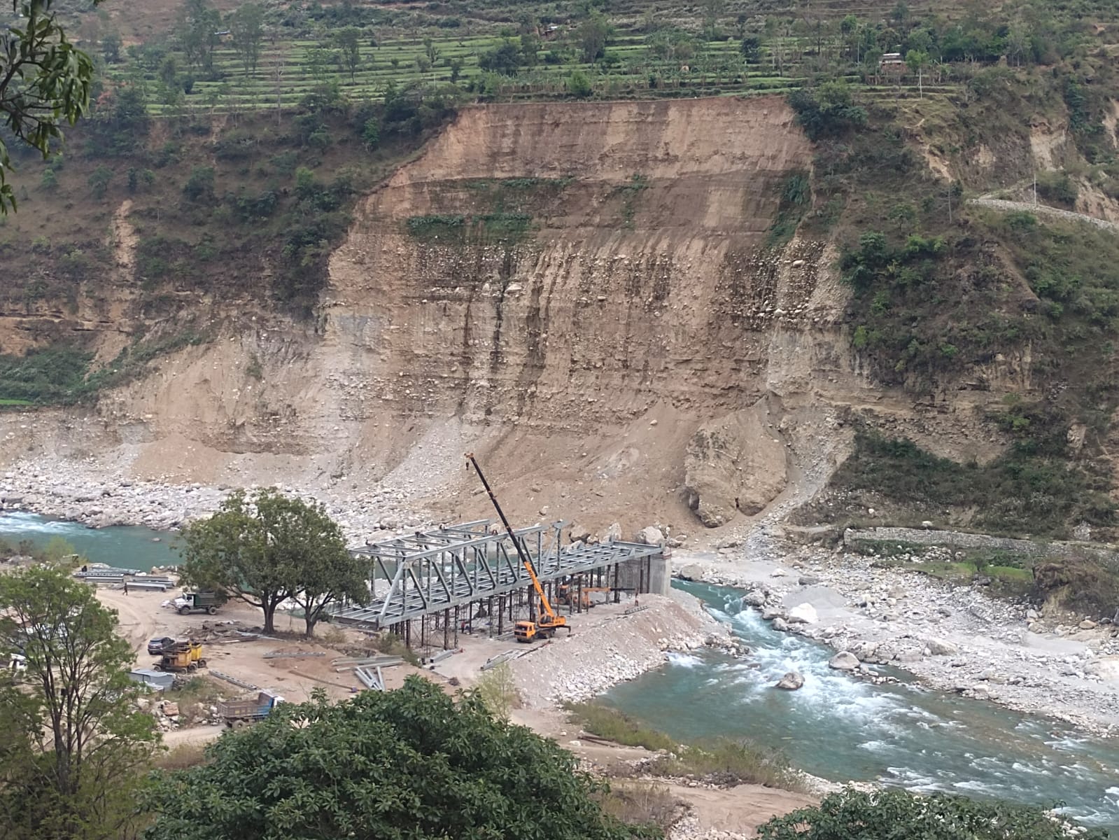 रायल–उत्गडी सिमार जोड्ने ट्रस पुलले तिव्रता लियो, आगामी असारमा गाडी वारपार हुने